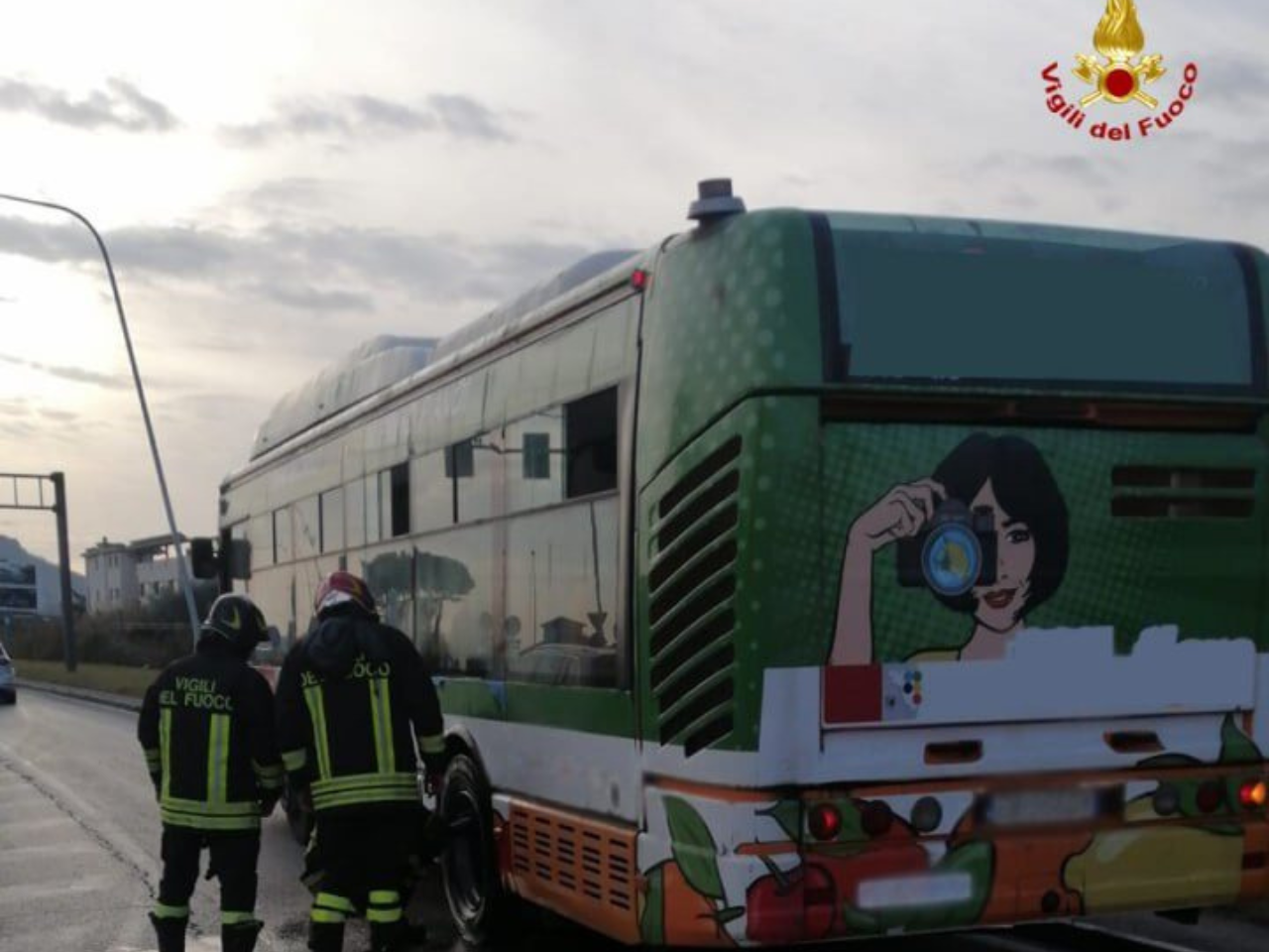Ascoli Piceno, fiamme alla ruota: paura per un autobus