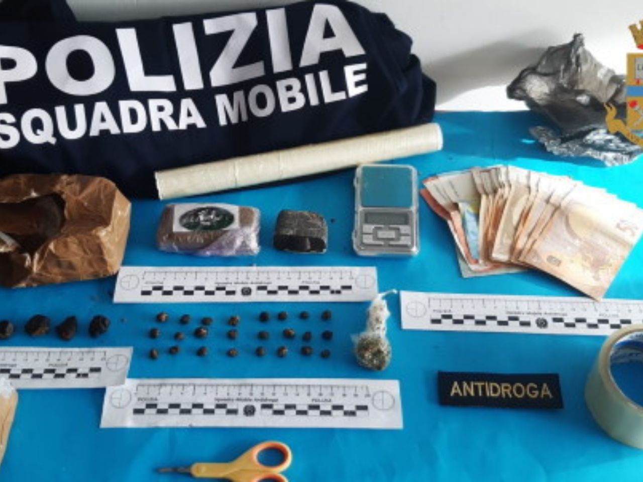La polizia sequestra hashish e marijuana. In arresto un pizzaiolo di Ancona