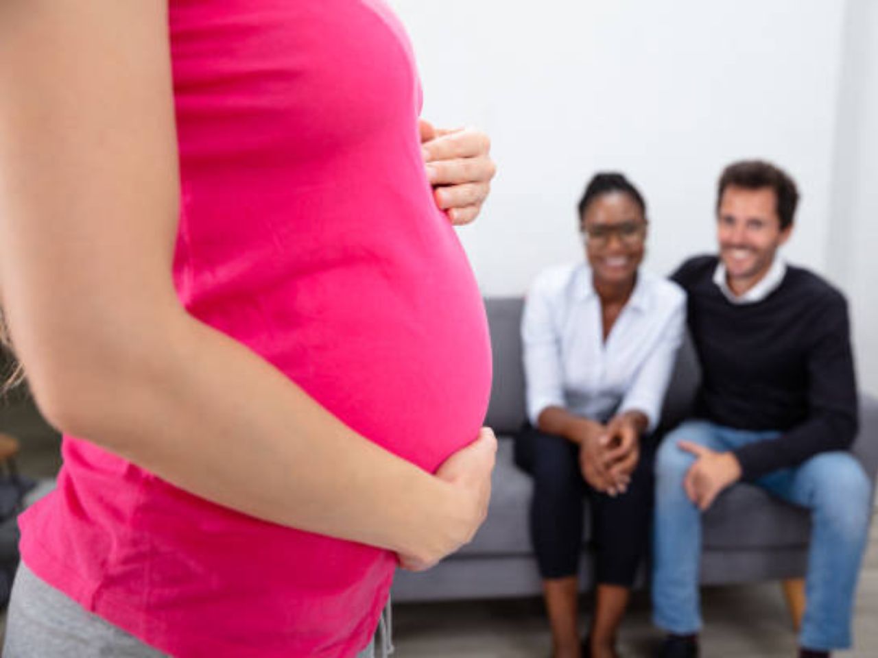 Maternità surrogata, proposta di legge del centrodestra per rendere il reato universale
