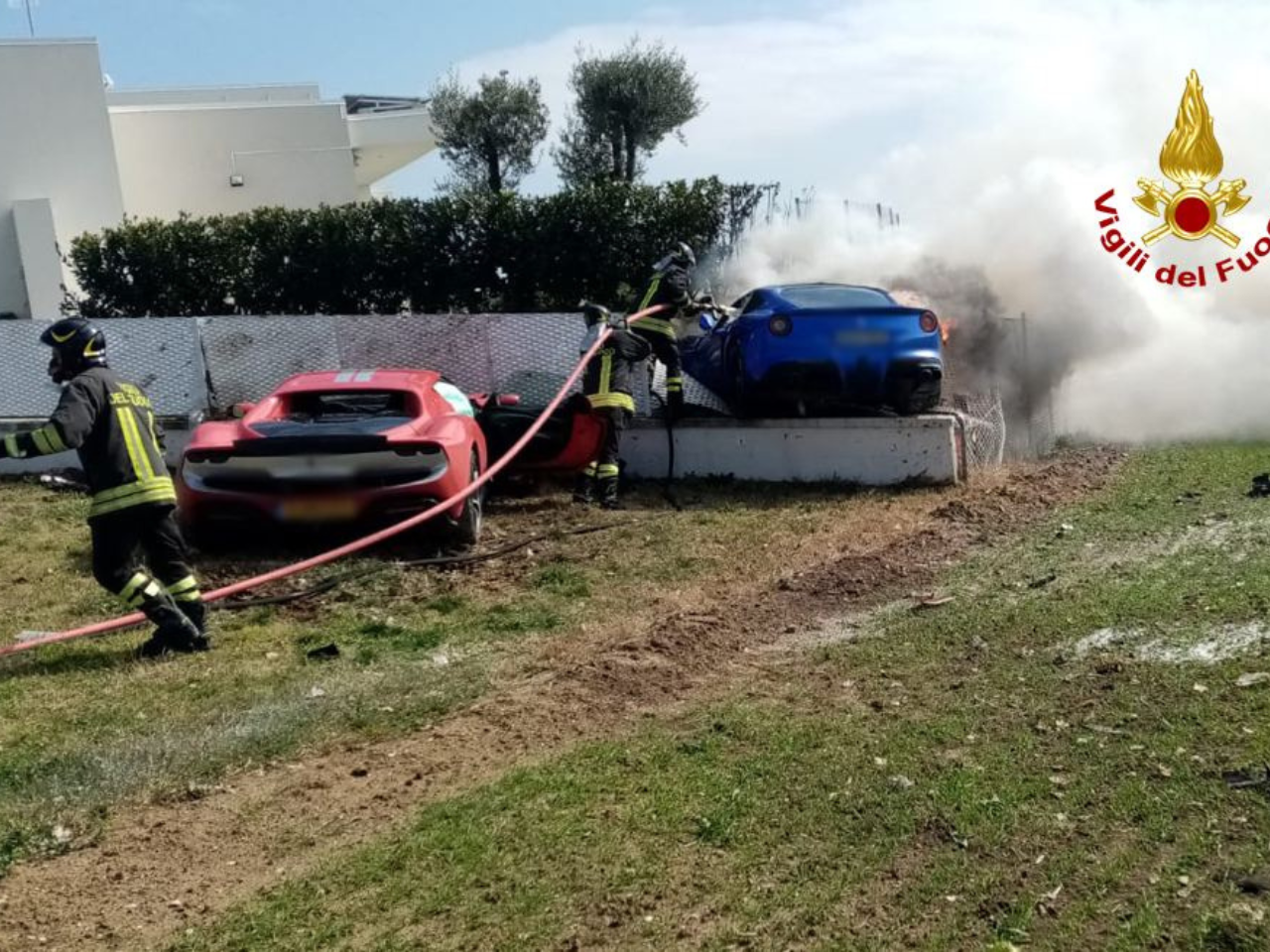 Osimo, schianto contro recinzione, Ferrari distrutte
