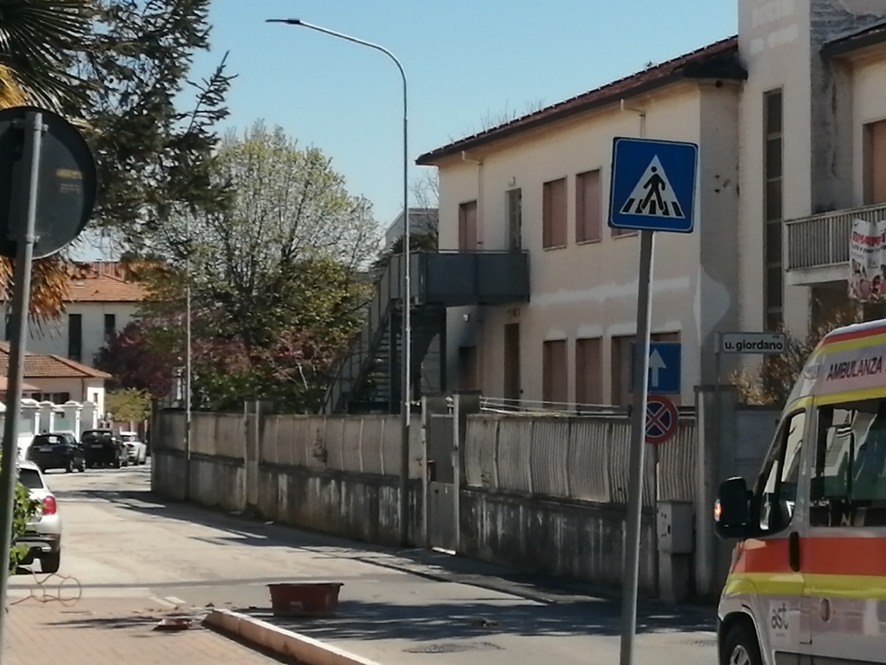 Lancia vasi e oggetti in strada: intervengono i Carabinieri