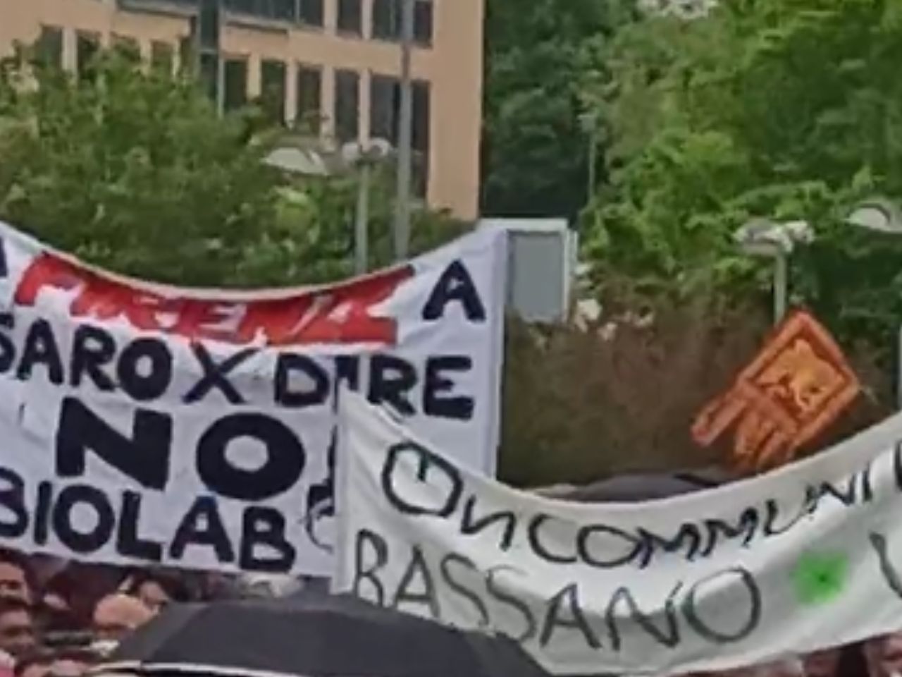 No a biolaboratorio a Torraccia: manifestazione a Pesaro