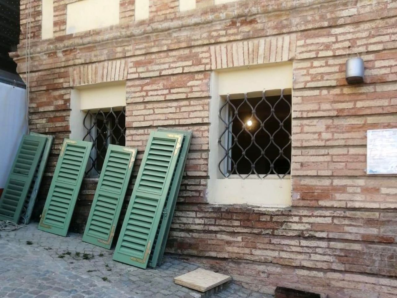 A San Benedetto si sostituiscono gli infissi di Palazzo Piacentini