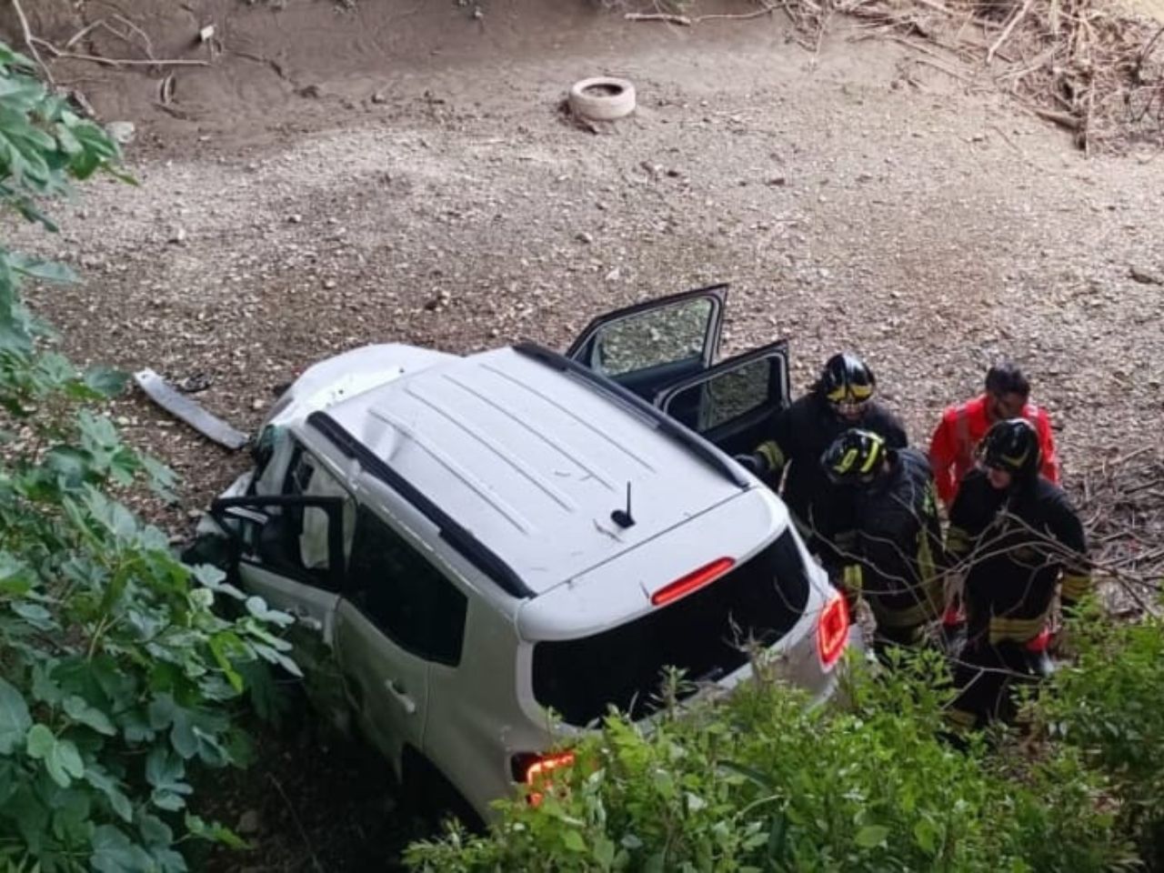 Fano, auto precipita da 10 metri: intervengono i Vigili del Fuoco