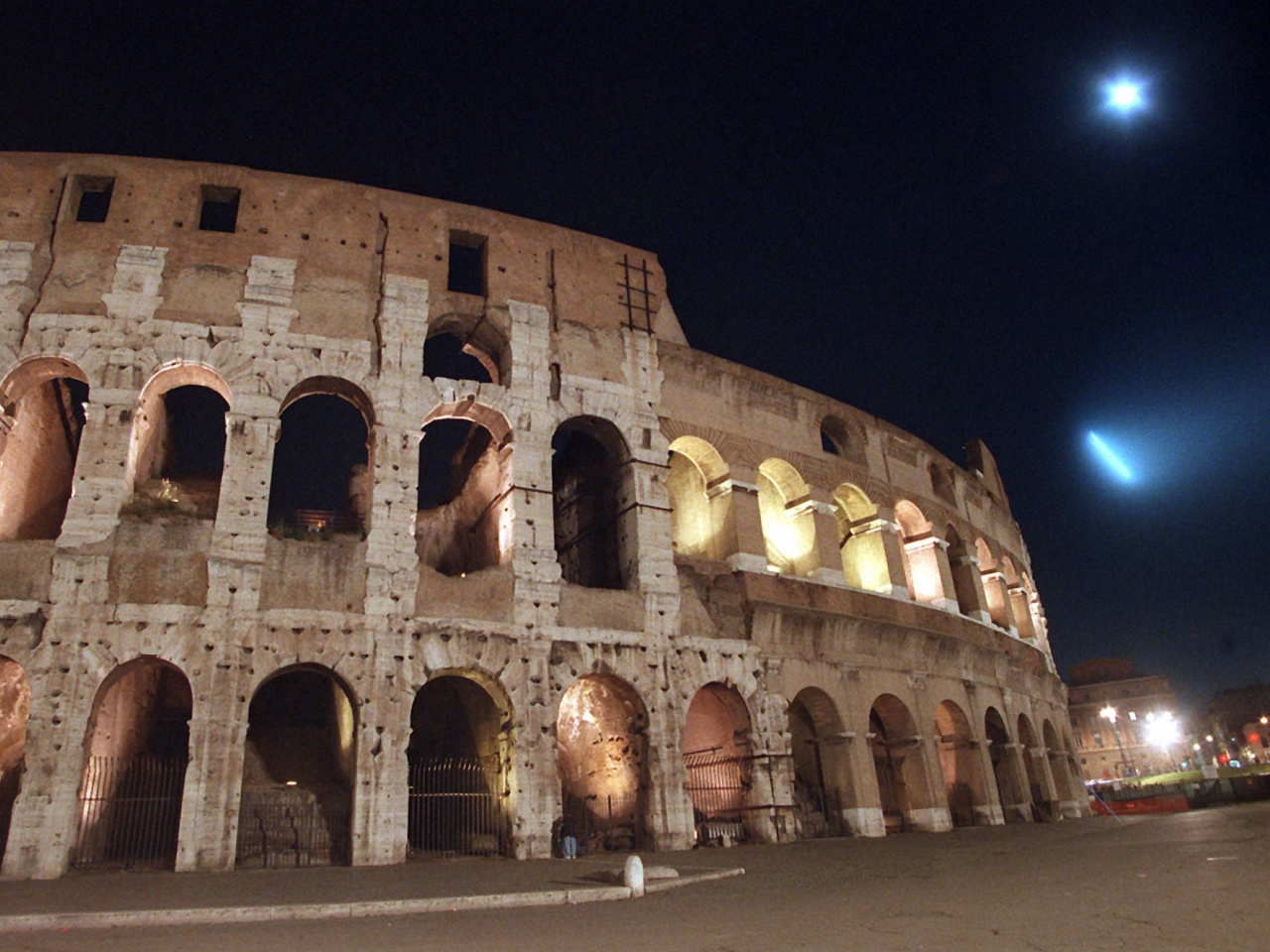 Turista sfregia il Colosseo scrivendo il nome della fidanzata sul muro
