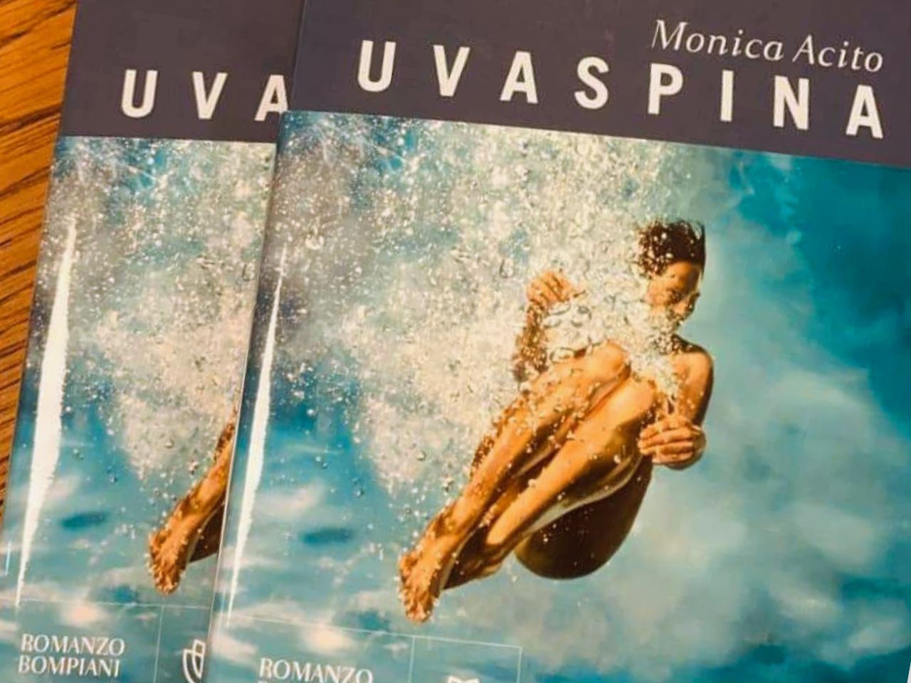 “Uvaspina”: l’esordio di Monica Acito che chiagne e cura i dolori degli altri