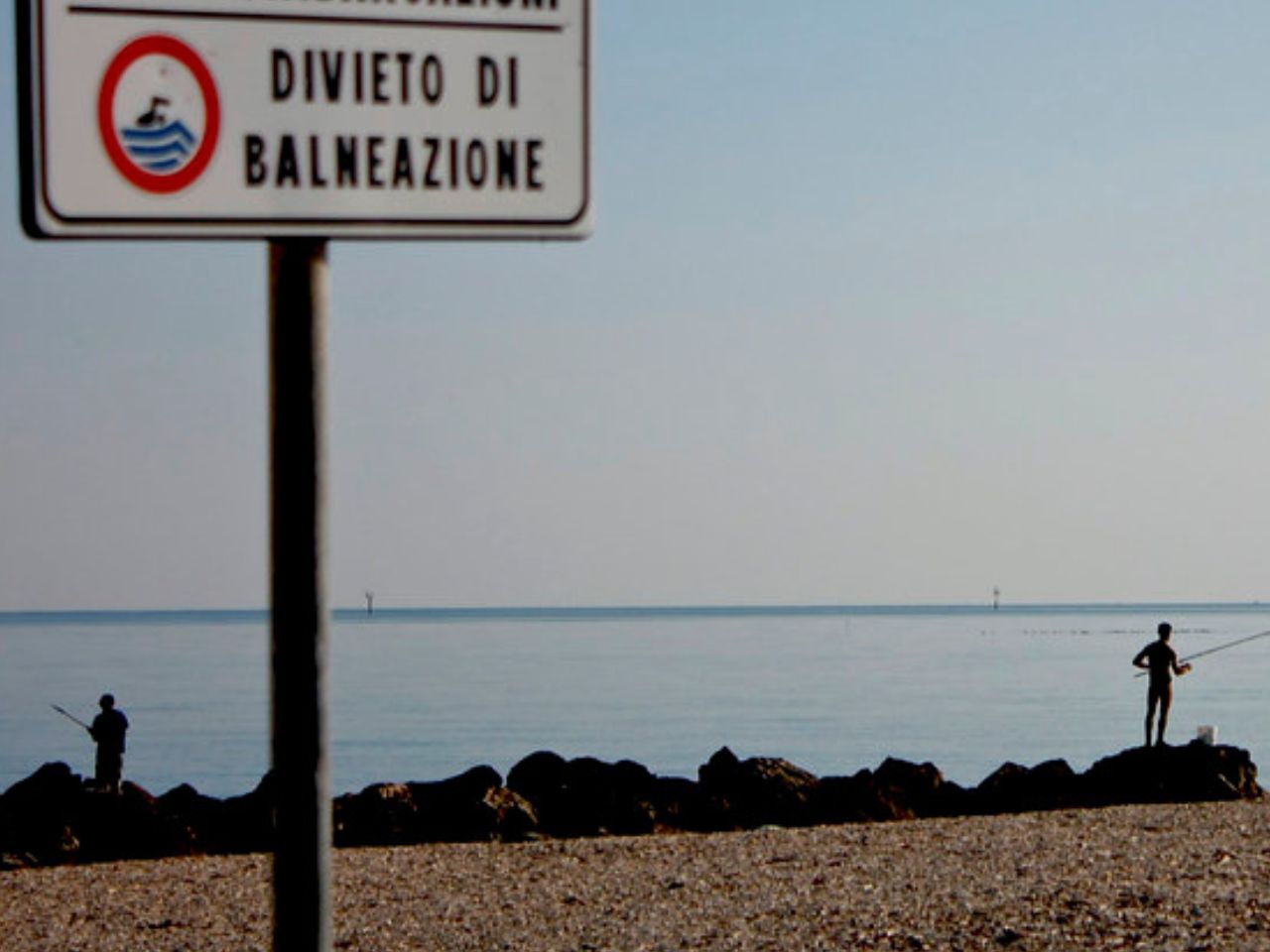 Pesaro, a Baia Flaminia si può tornare a fare il bagno in mare