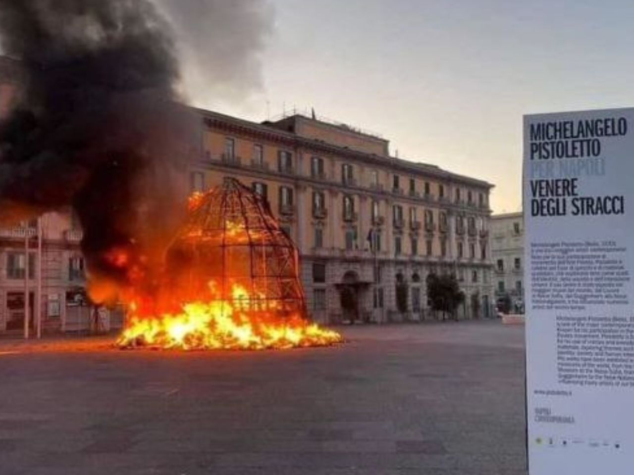 A fuoco la Venere degli stracci di Pistoletto nel centro di Napoli