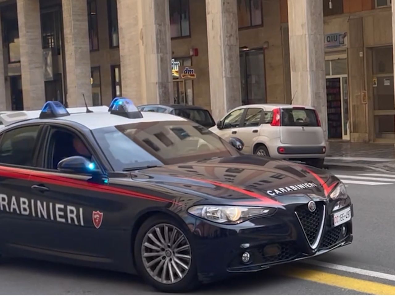 Livorno, minorenne accusato di due rapine ad anziano e a 13enne