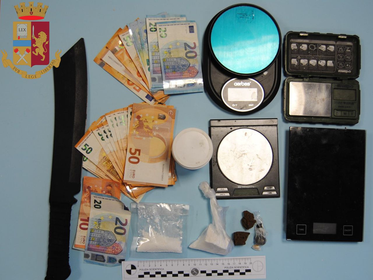 Fermo, la Mobile incastra uno spacciatore: trovati droga, denaro e armi