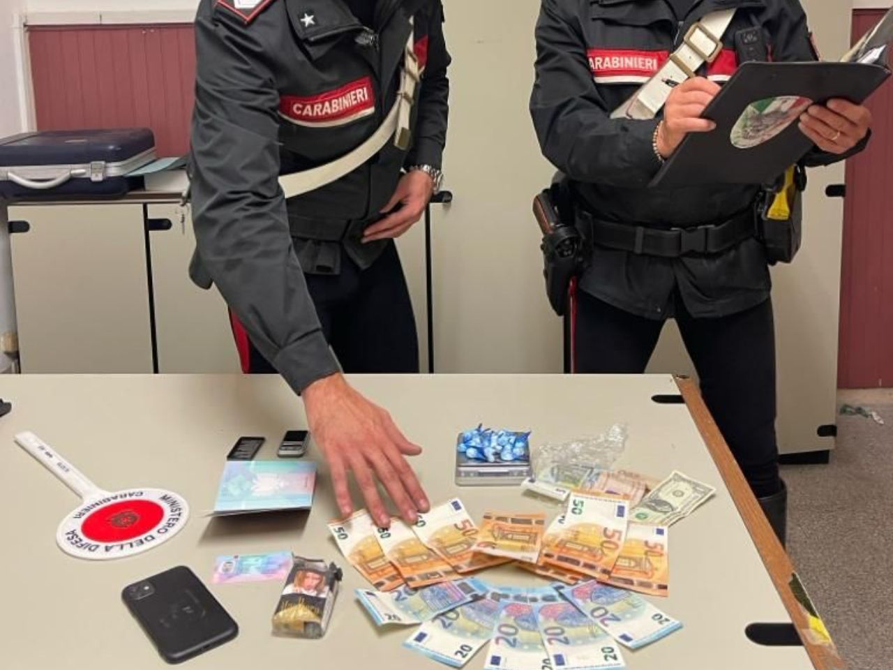 Tenta di disfarsi di un pacchetto di sigarette con 20 dosi di cocaina, albanese arrestato alla ex Smia