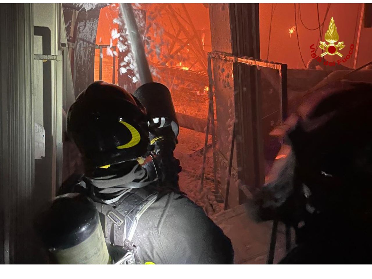 Incendio in un capannone a Pianello Vallesina