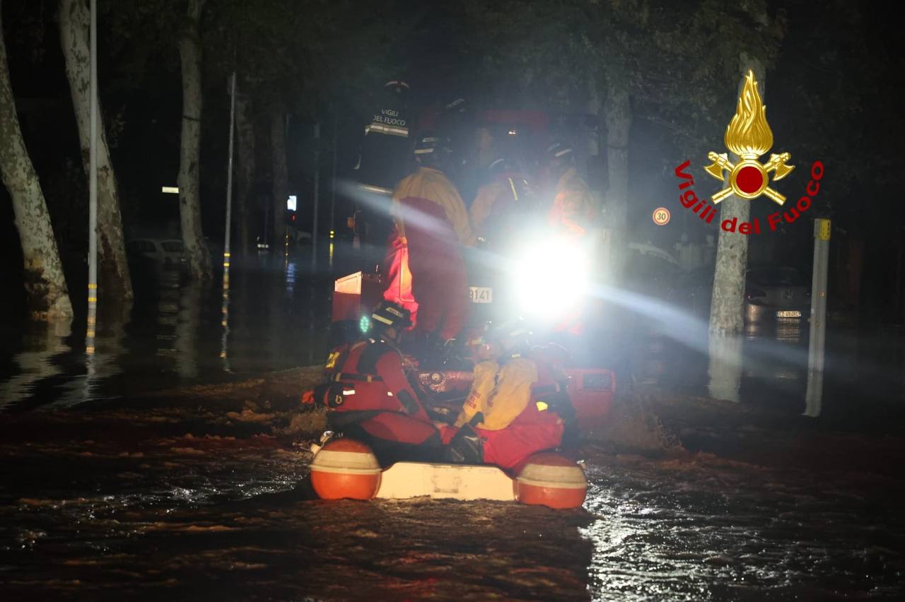 Prato, i soccorsi alla popolazione in difficoltà per l’alluvione: il video