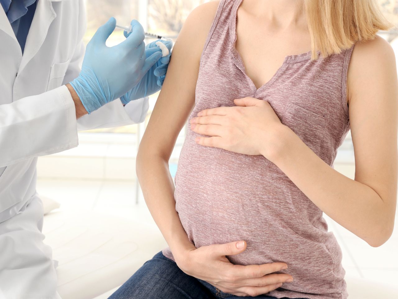 Vaccinarsi in gravidanza, tra questione delicata e informazione adeguata