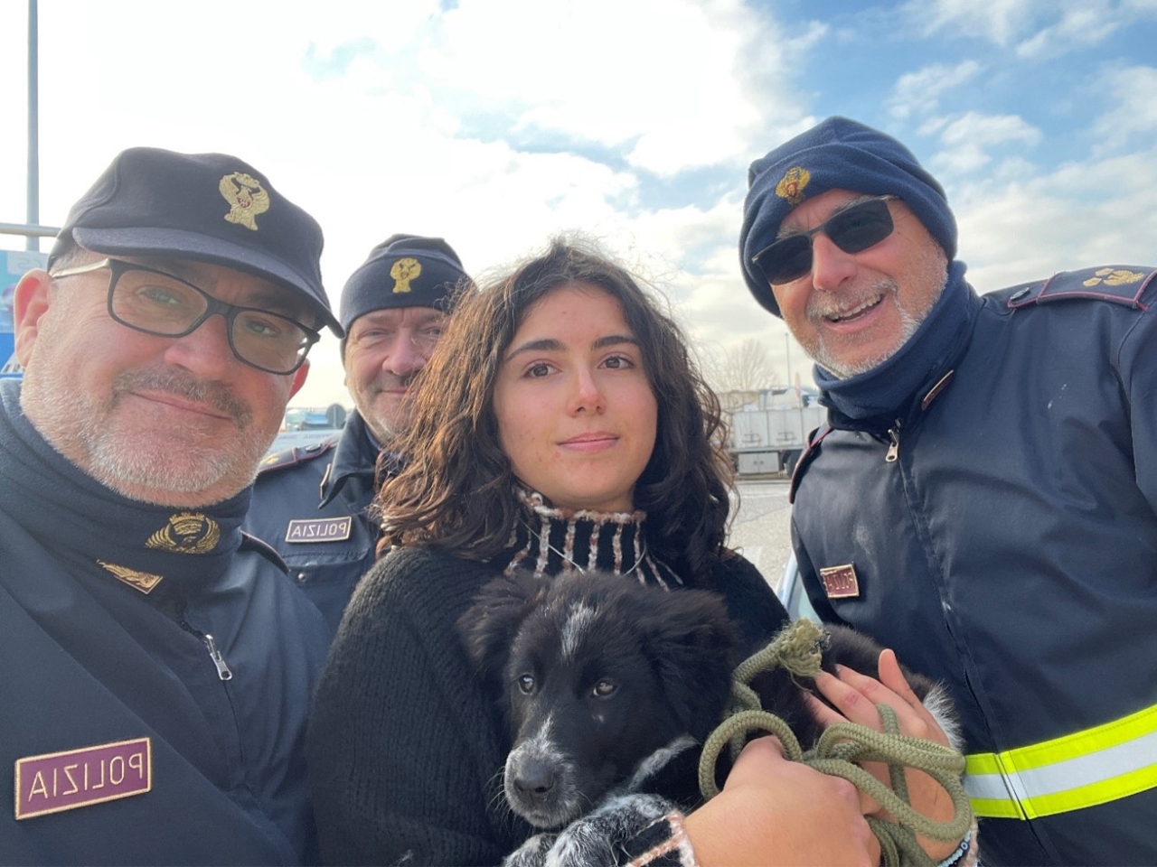 La stradale salva un cane in A14 scappato da una stazione di sosta