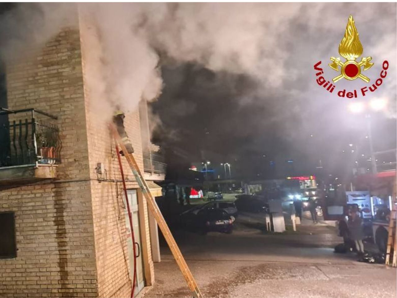 Incendio in un appartamento, cinque persone salvate dai vigili del fuoco