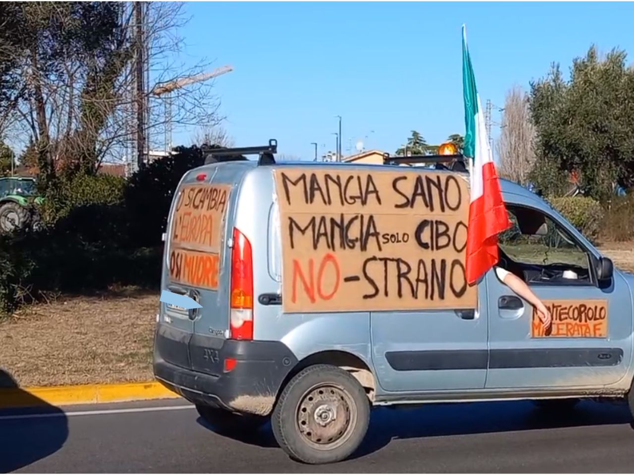 Protesta degli agricoltori a Pesaro: bloccata viabilità tra il casello autostradale e l’interquartieri