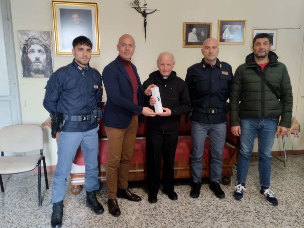 La Polizia consegna l’olio di Capaci al Vescovo di Jesi