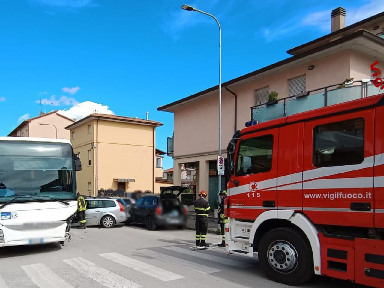 Incidente a Jesi, coinvolte due auto e un bus