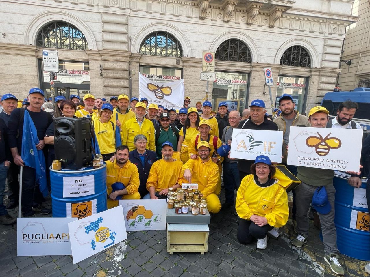 Più di centocinquanta apicoltori marchigiani al sit-in a Roma