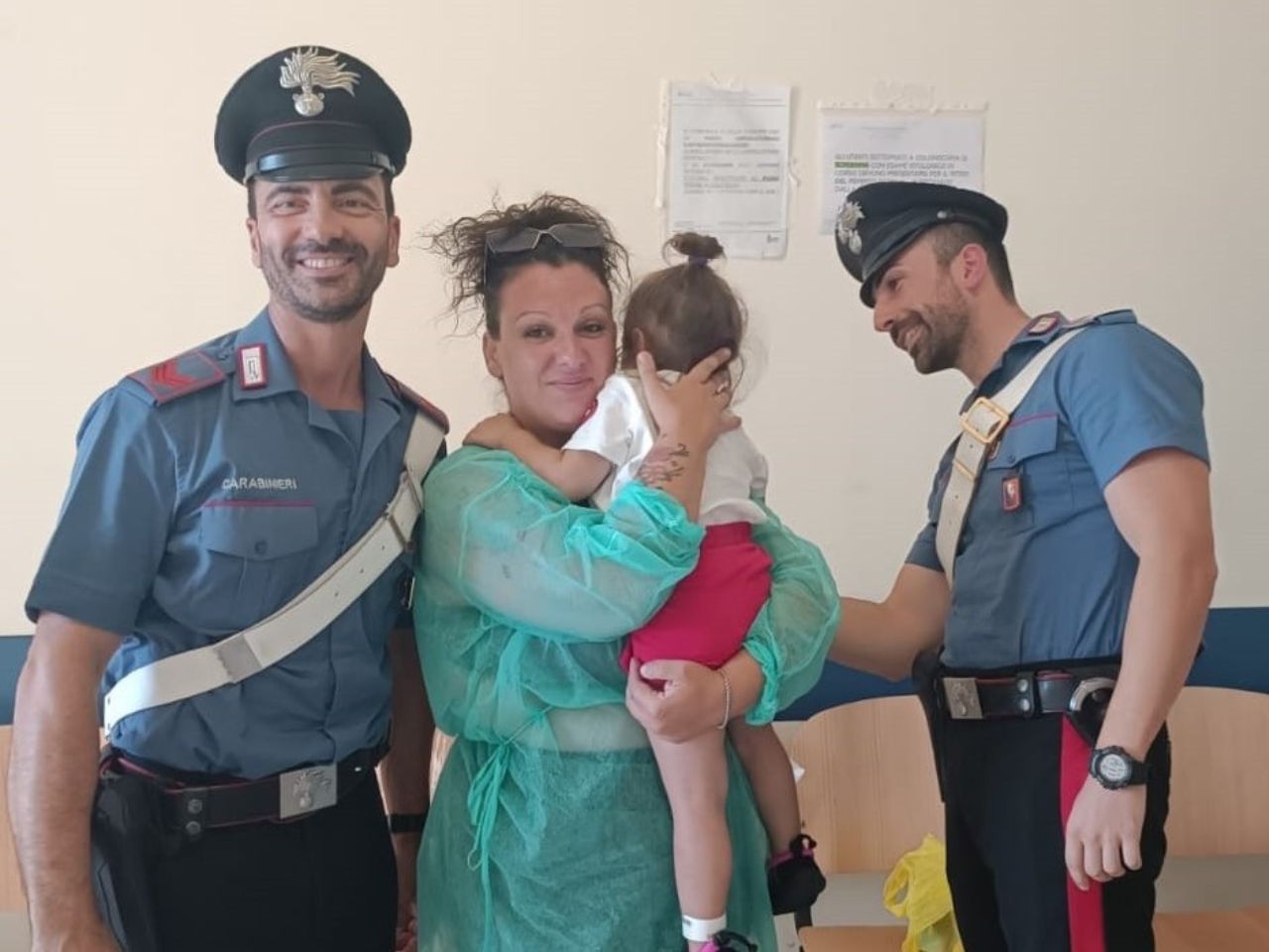 Bimba salvata dai carabinieri, rischiava di soffocare