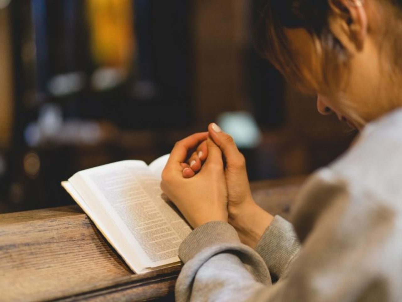 Derubata mentre è in chiesa a pregare