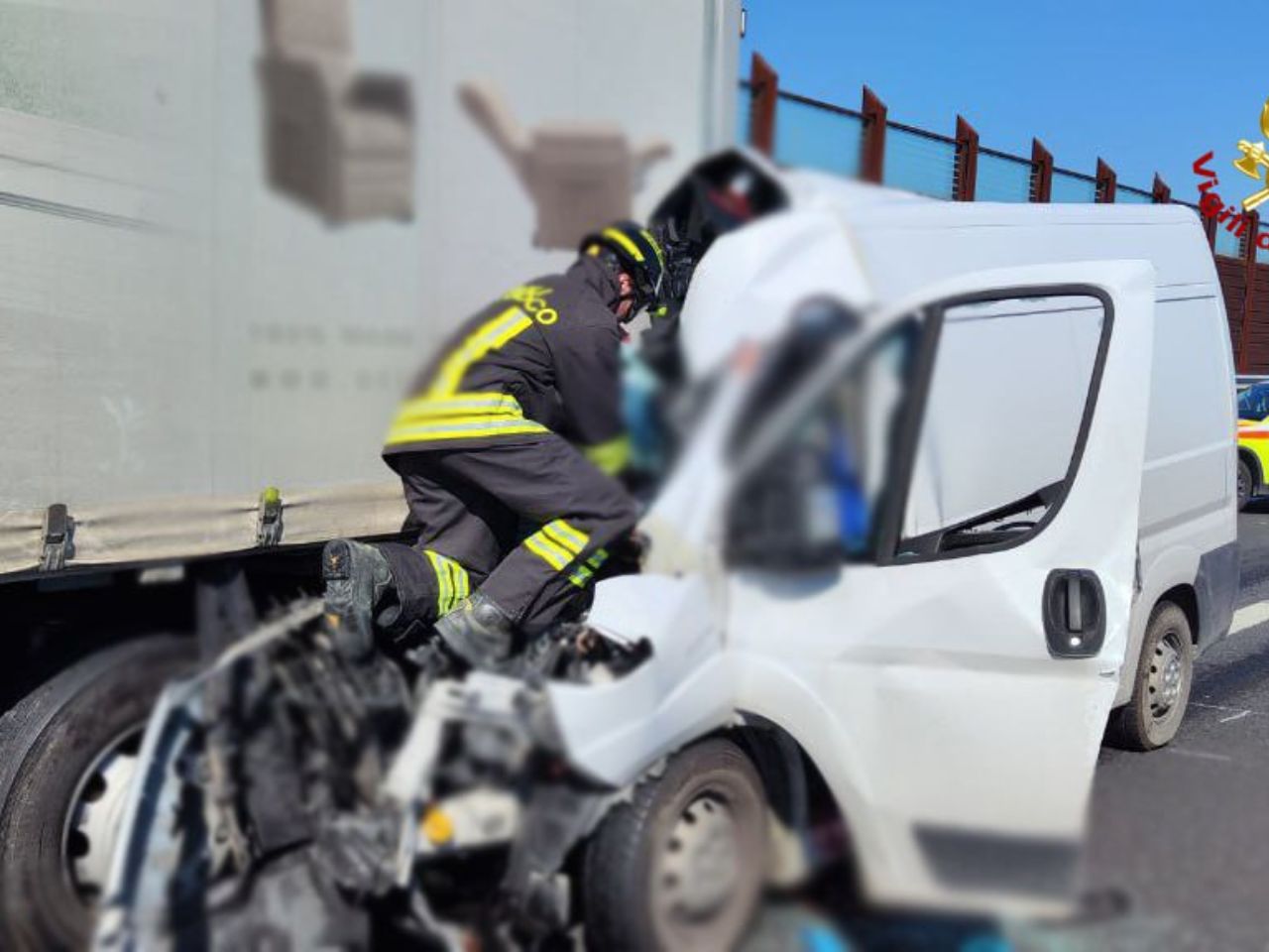 Incidente in A14, due persone estratte da furgone