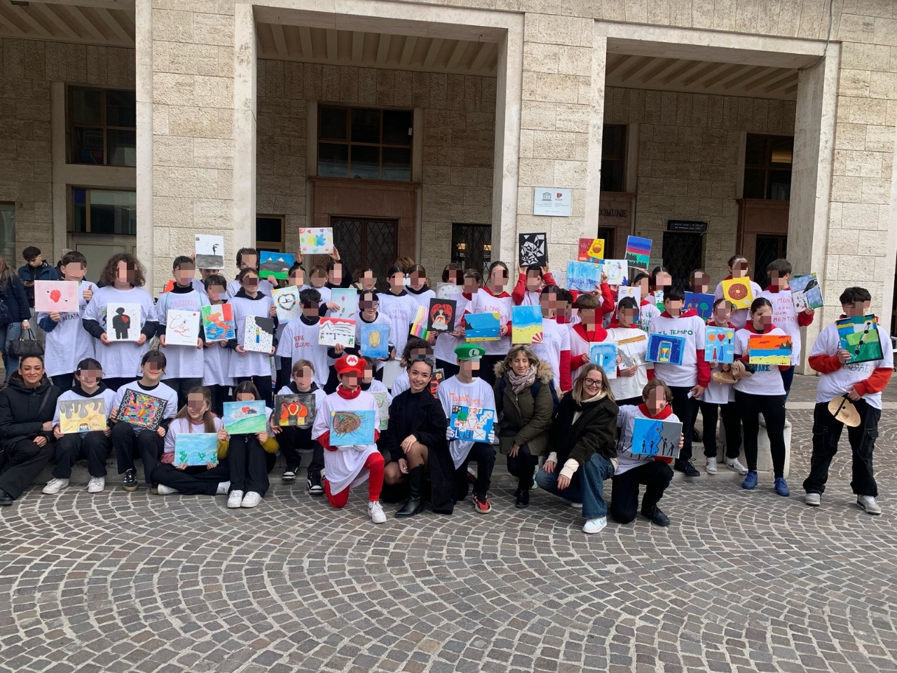 Un mare di voci poetiche invade Pesaro: “Il pane e le rose” celebra la libertà di espressione