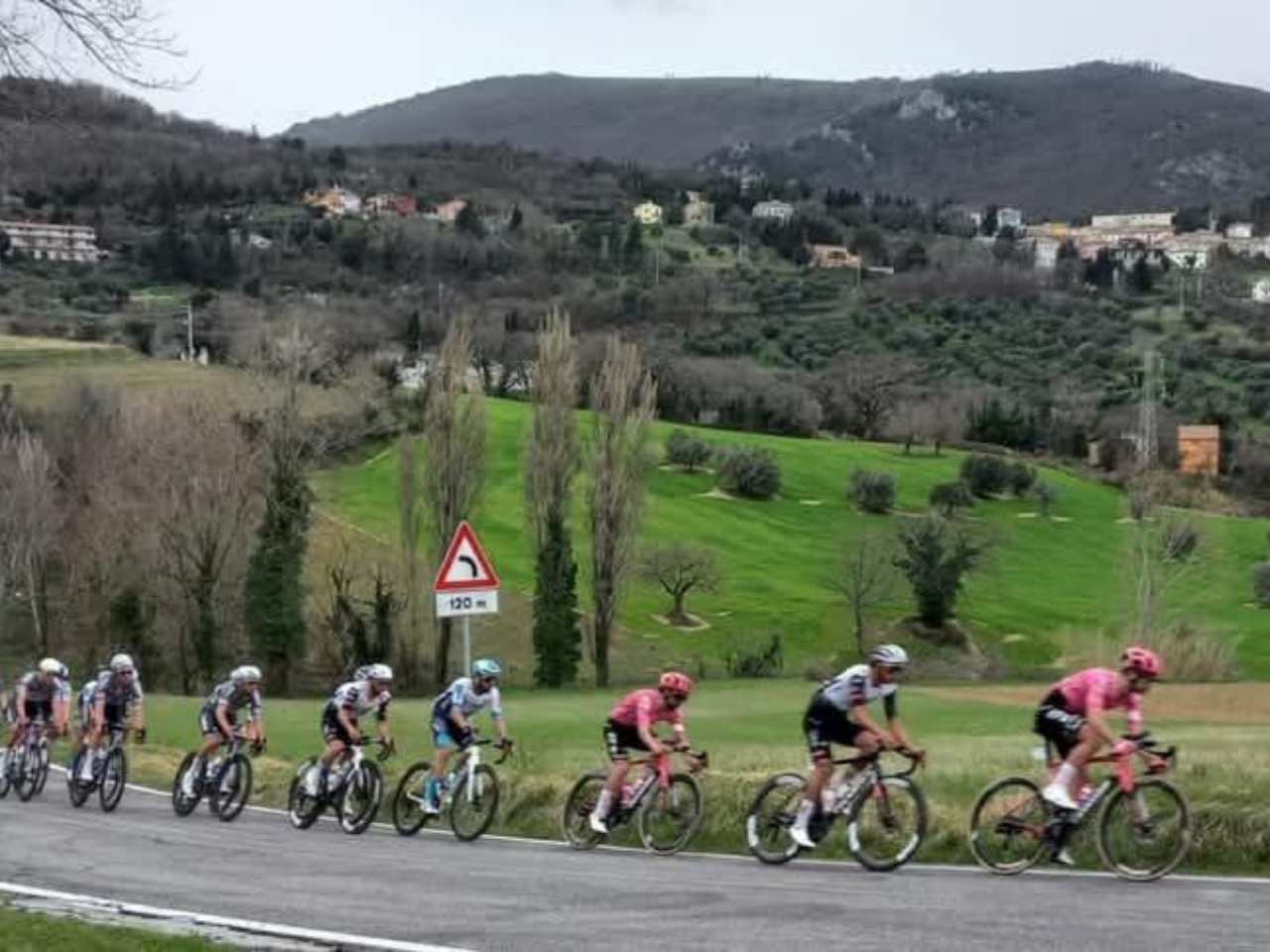 La Tirreno Adriatico saluta il cuore delle Marche