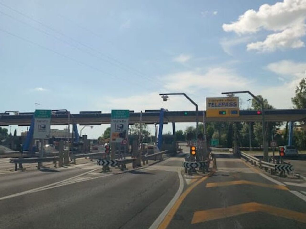Loreto, auto prende fuoco al casello della A/14