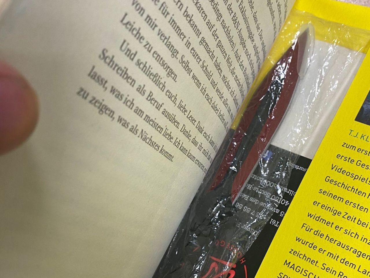 Tenta di imbarcarsi con un pugnale nascosto in un libro