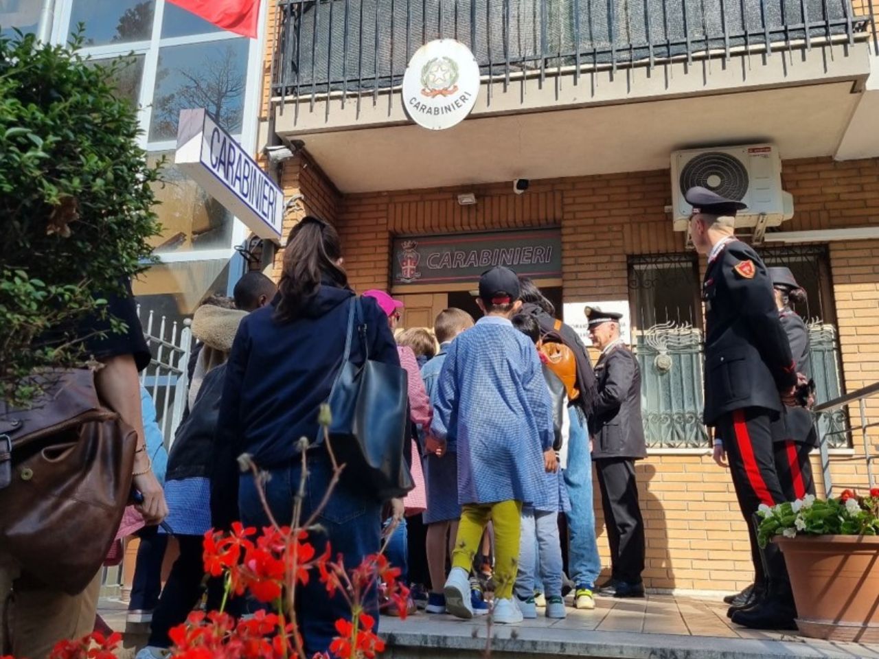 Legalità tra i banchi di scuola: i bambini di Montegiorgio in visita alla Caserma dei Carabinieri