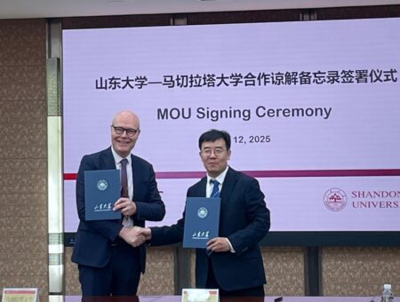 rettore John McCourt e vicepresidente Shandong University Yi Fan