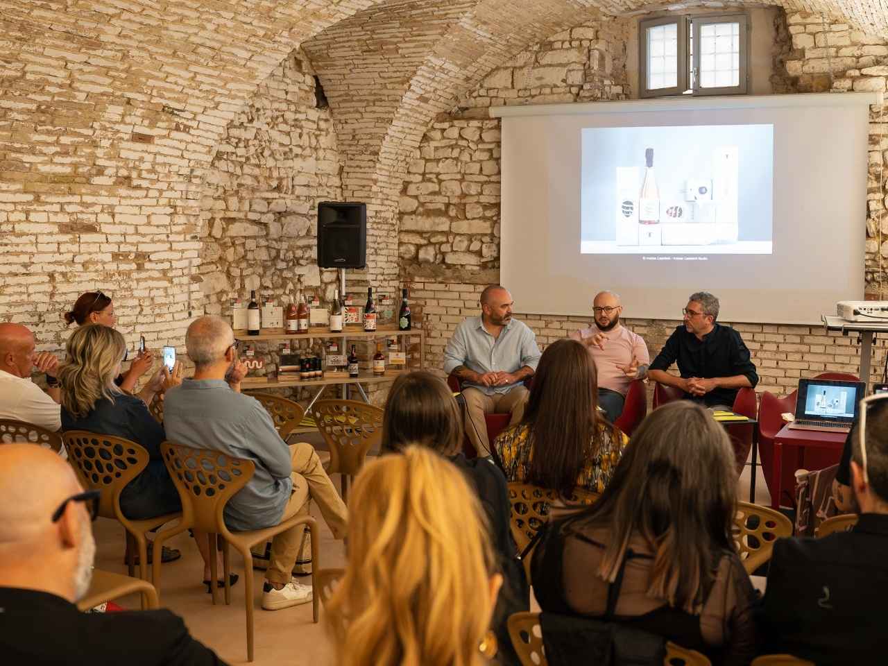 Cupramontana: tra vino e design i vincitori del Premio Etichetta d’Oro 2025