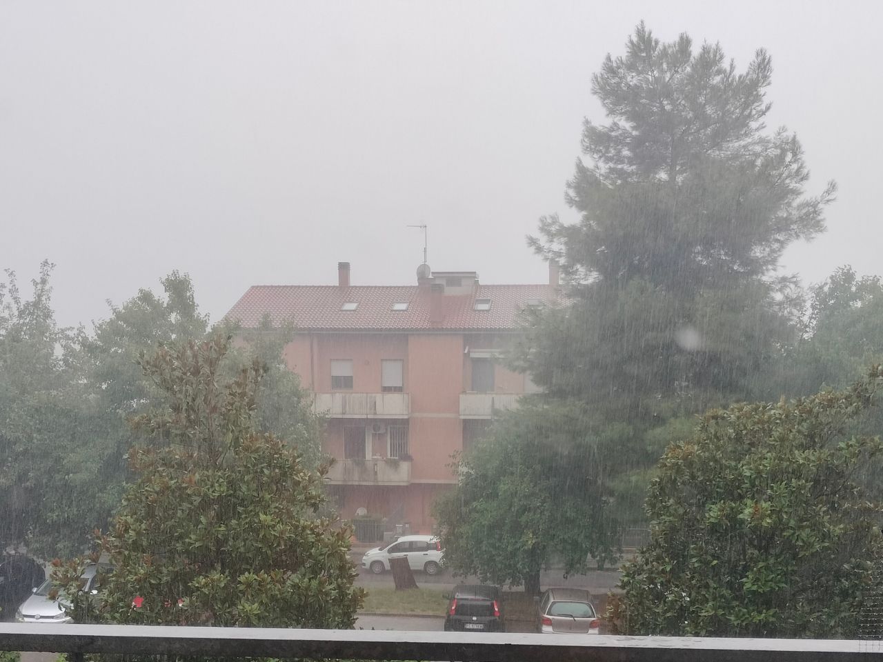Marche, giornata all’insegna del maltempo con diversi danni
