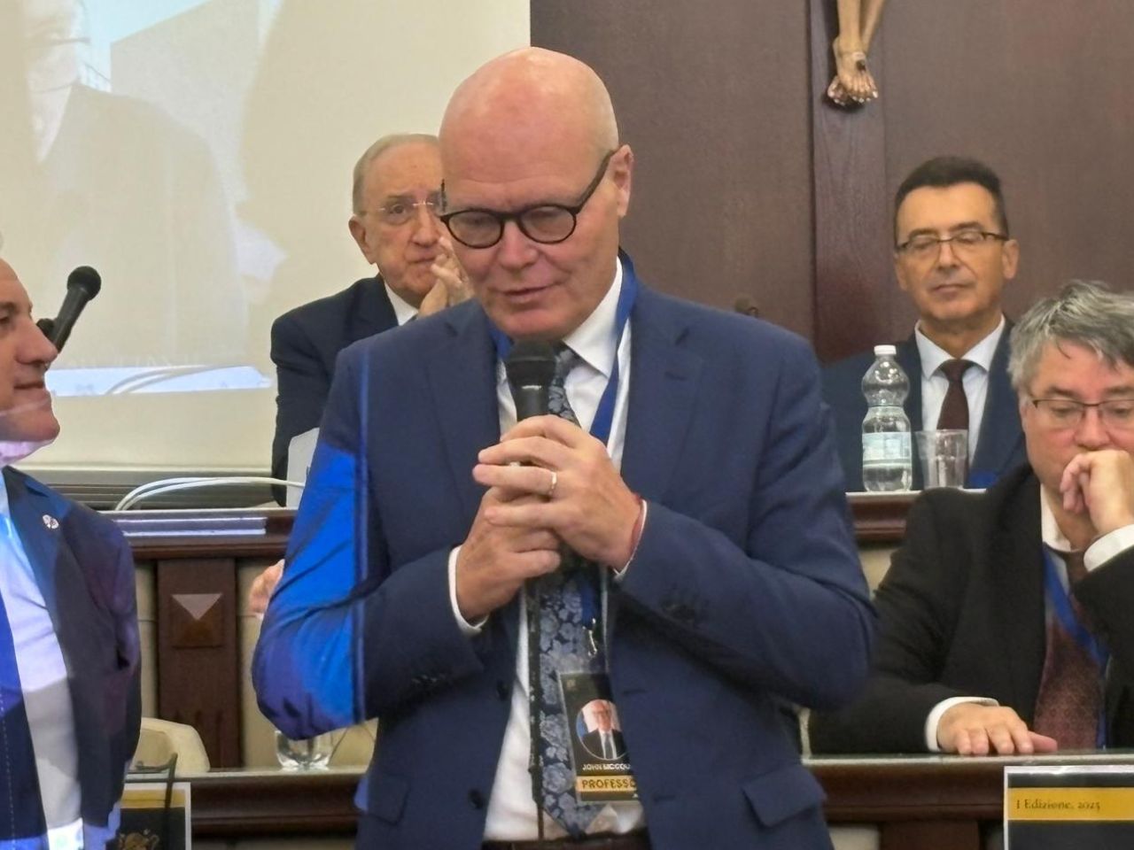 Il Rettore John McCourt tra i premiati di “Leva la testa e fa che t’assicuri”