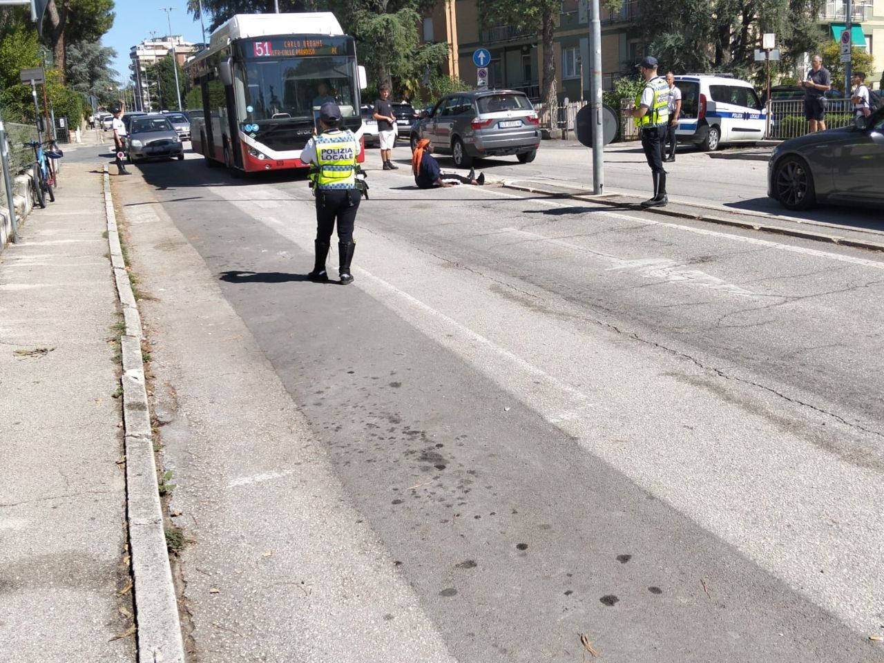 Jesi, in sella alla bici investe un pedone