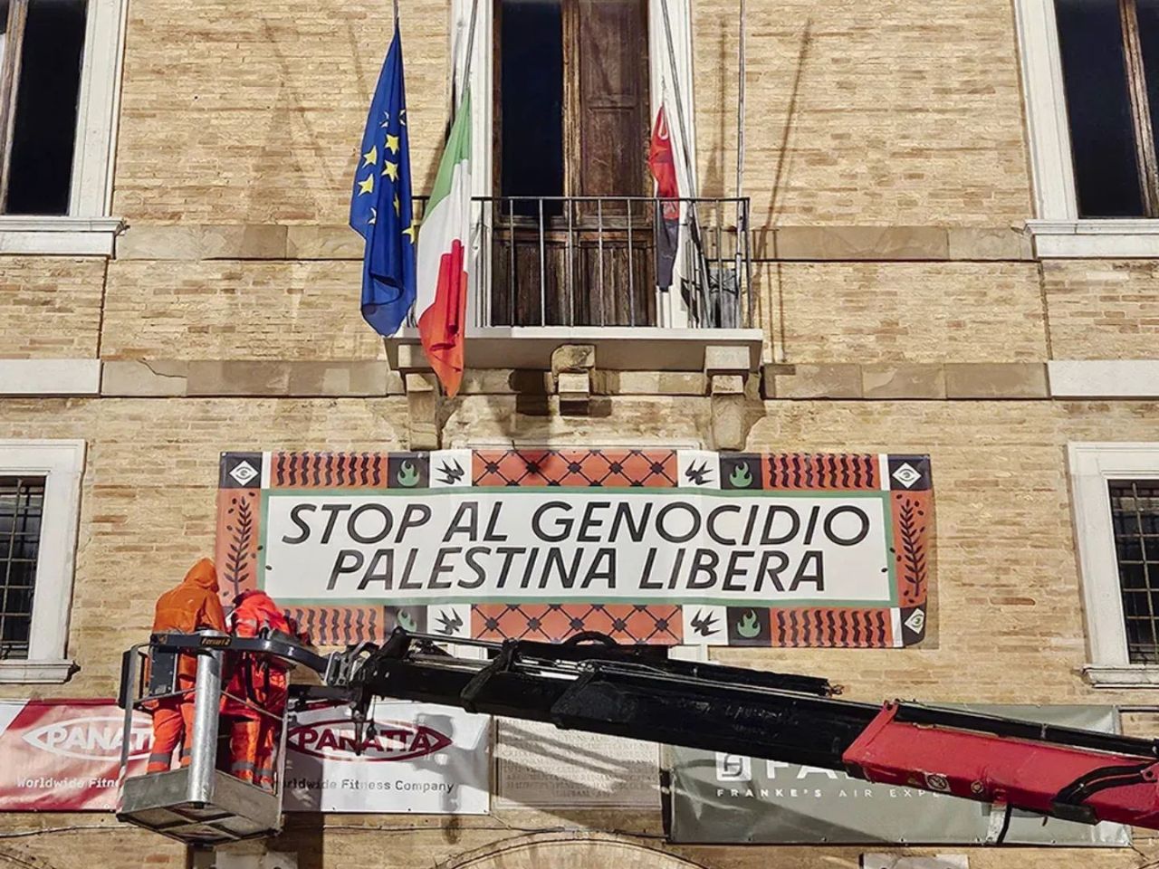 “Stop al Genocidio”, sul Palazzo Comunale di Cupramontana la vicinanza alla Palestina
