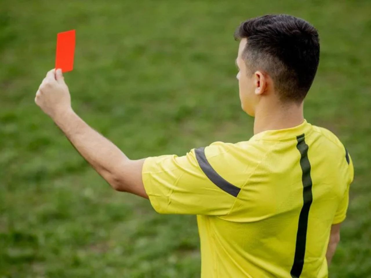 Servigliano (Fm), arbitro affrontato dai giocatori sospende la partita