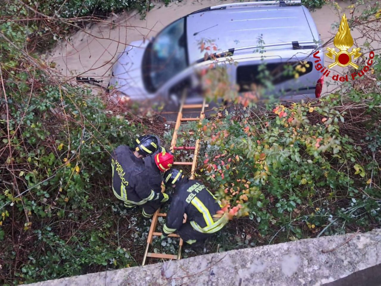 Auto nel fosso, conducente salvato dai vigili del fuoco a Fabriano