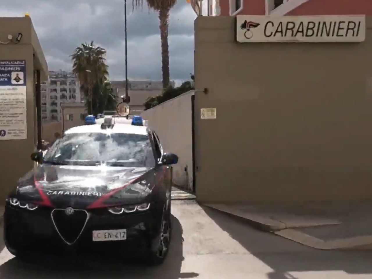 Cocaina e soldi nel doppiofondo dell’auto, 21enne arrestato a Bari