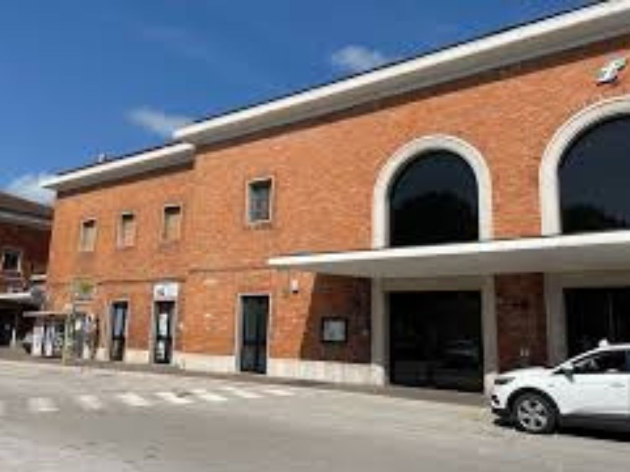 Fabriano, non hanno il biglietto, bloccano l’autobus