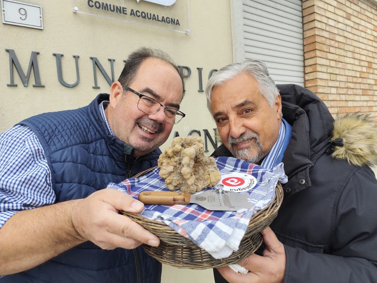 Acqualagna, trovato un tartufo bianco da oltre mezzo chilo