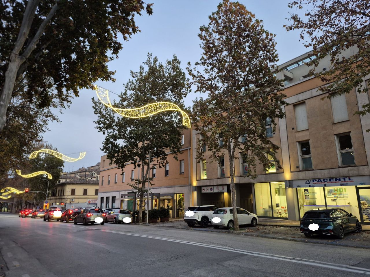 Si accende la magia del Natale a Jesi, un chilometro di luci al viale della Vittoria