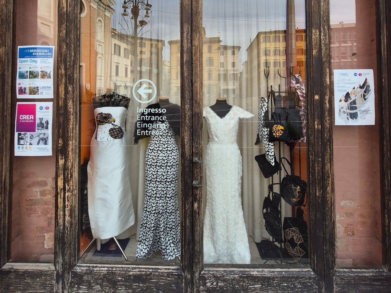 Jesi, in mostra all’Ufficio Turismo abiti ispirati a Federico II