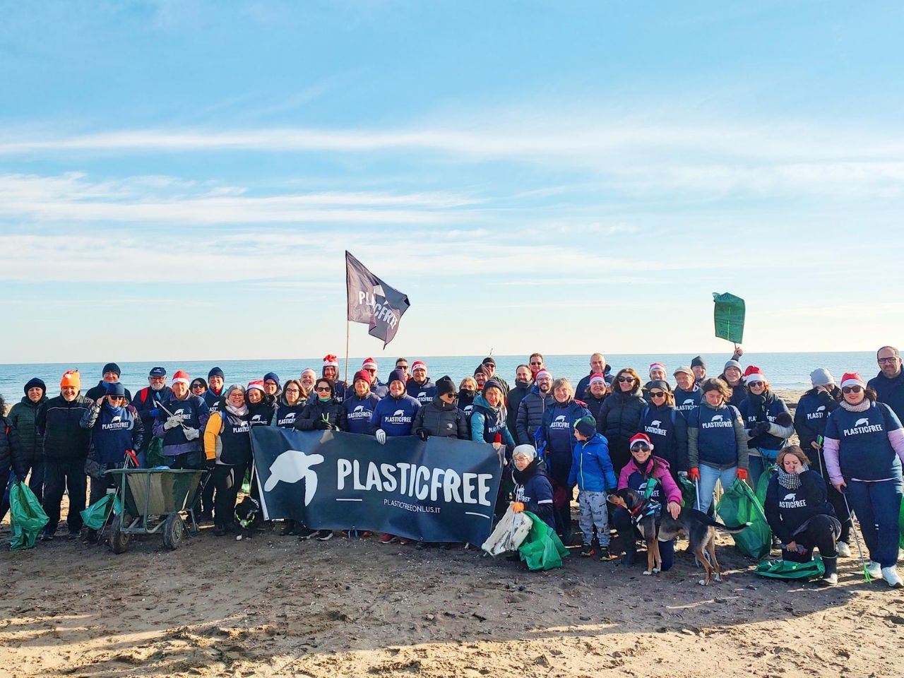 Marche, l&rsquo;onda blu non si ferma: nel 2025 rimosse 4 tonnellate di rifiuti grazie a Plastic Free