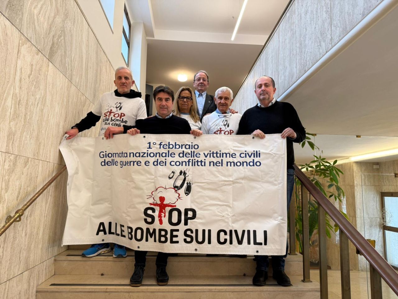 Pesaro si illumina di blu: «Stop alle bombe sui civili». Il monito di Biancani e Vimini