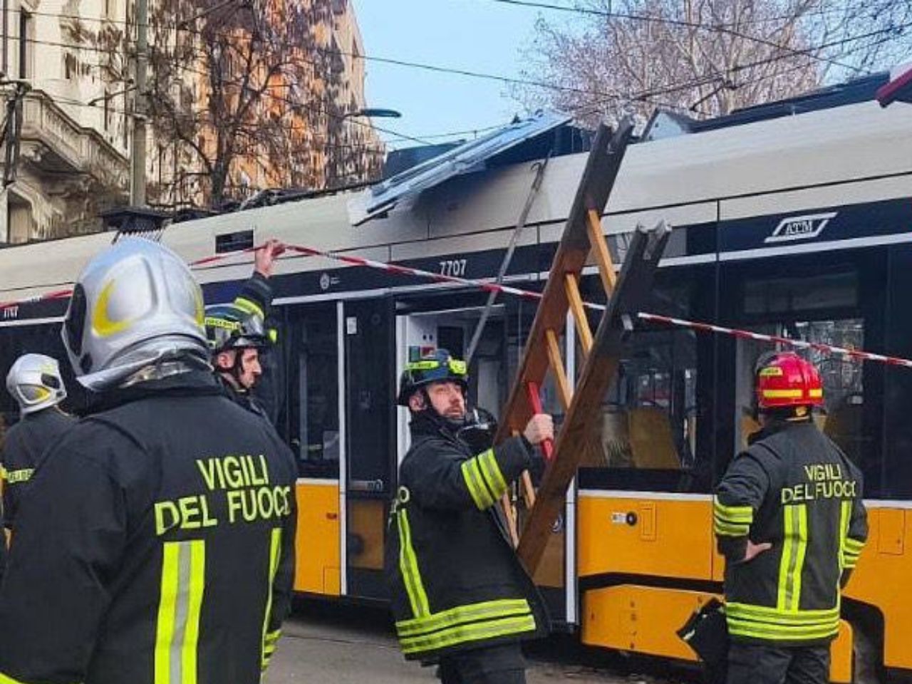 Milano: tram deraglia e si schianta contro un palazzo. Un morto e decine di feriti