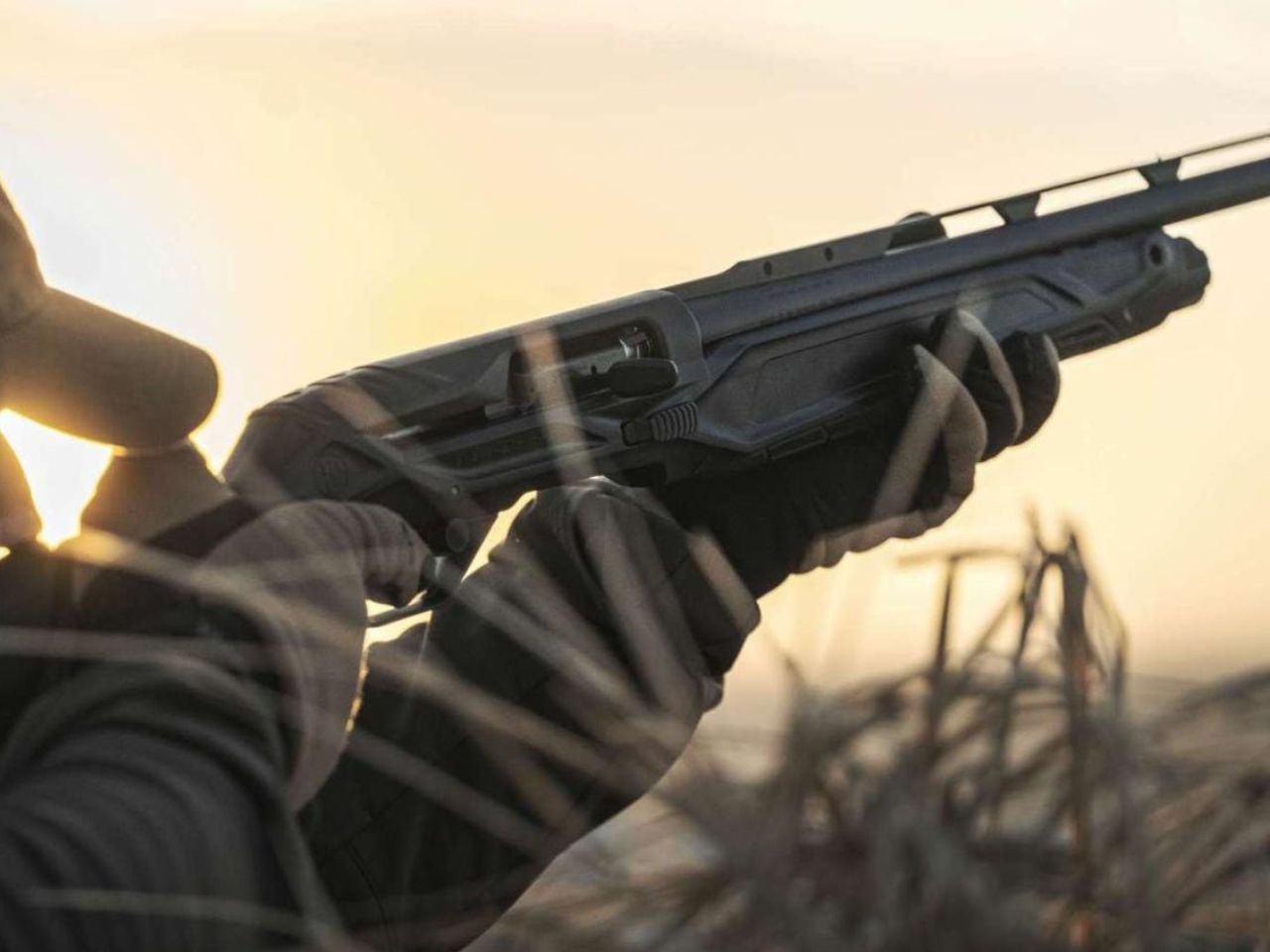 Macerata, posta un’arma e minacce su un social