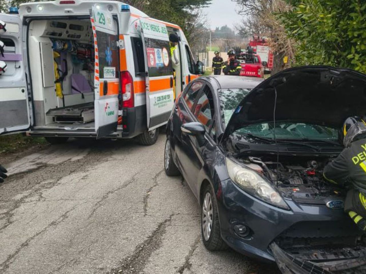 Jesi, paura in via Tabano: auto fuori strada, conducente estratta dalle lamiere